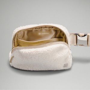 Lululemon Everywhere fleece belt bag NWT